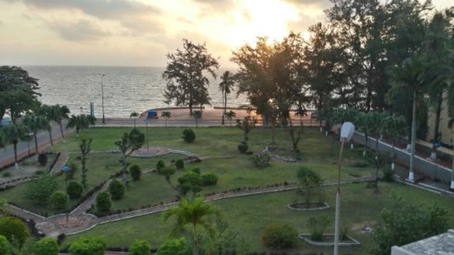 Toàn cảnh kiến trúc bên ngoài của Khách sạn Công Đoàn Đồ Sơn, nổi bật giữa cảnh quan