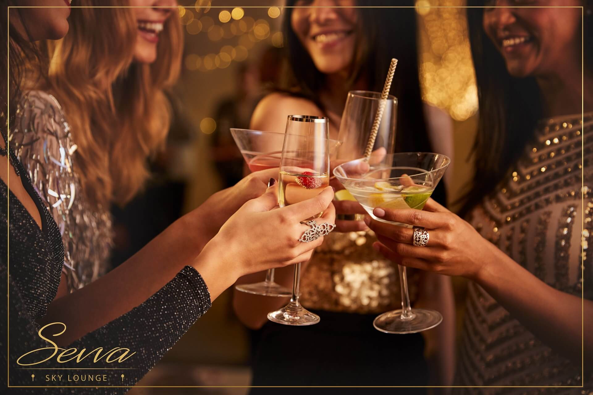 Quầy bar sang trọng tại Sevva Sky Lounge, Khách sạn New Orient Hotel Đà Nẵng, với các loại cocktail đặc biệt cho đêm giao thừa