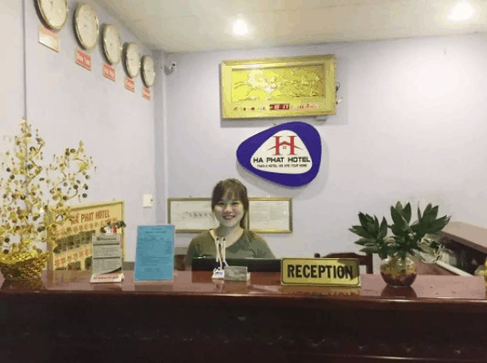 Quầy lễ tân ở khách sạn Hà Phát Phú Quốc, sẵn sàng đón tiếp du khách