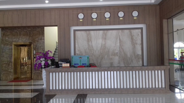 Quầy lễ tân sang trọng của khách sạn Hồ Núi Cốc Plaza, nơi du khách nhận phòng và được chào đón với dịch vụ chuyên nghiệp.