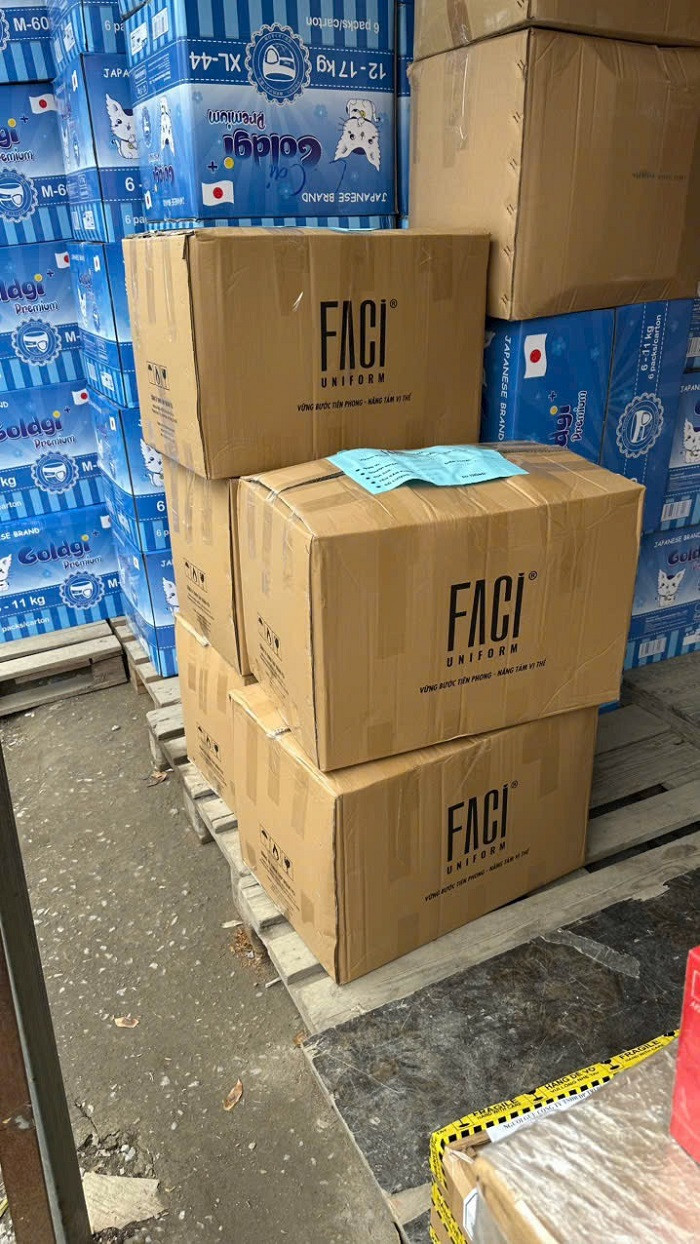 Quy trình đóng gói đồng phục Faci, thể hiện sự chỉn chu mà các Địa chỉ khách sạn hà nội mong đợi từ đối tác