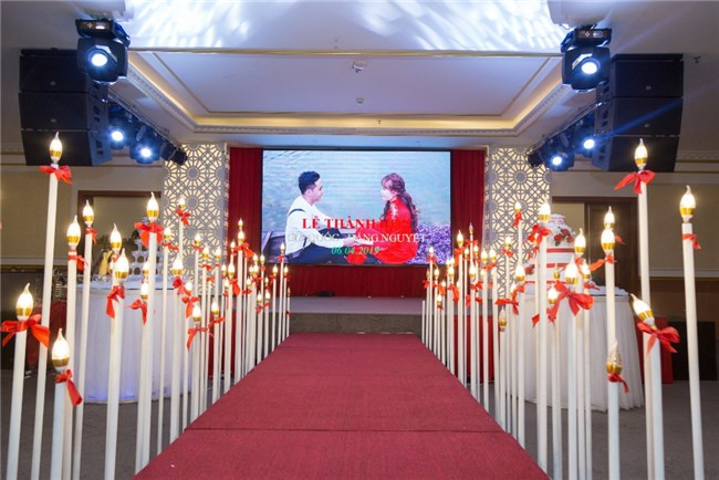 Sân khấu tiệc cưới được trang trí với ánh đèn lãng mạn tại Golden Center