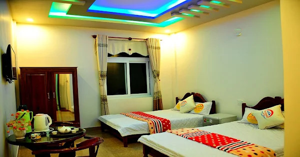 Sân vườn Khách sạn Đại Dương Lý Sơn với cây xanh