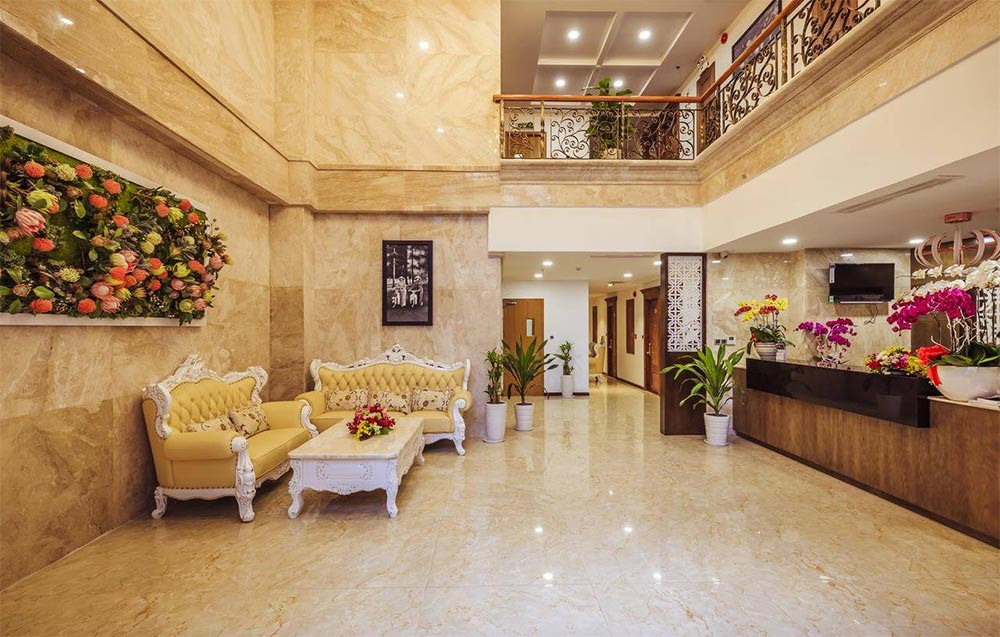 Sảnh bên ngoài của A25 Hotel với kiến trúc hiện đại, biển hiệu màu đỏ nổi bật và khu vực đậu xe, thể hiện sự chuyên nghiệp và tiện lợi tại khách sạn 3 sao quận 1 A25 Hotel