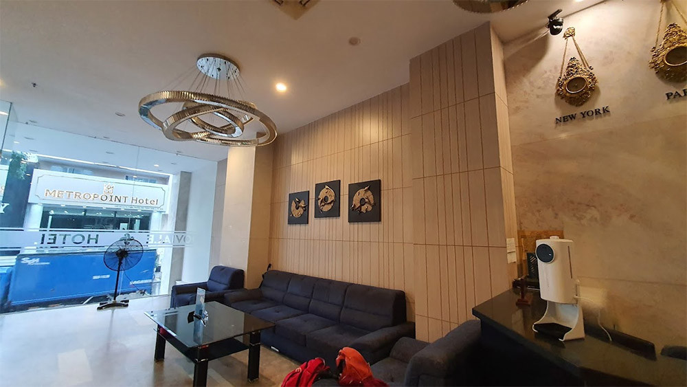 Sảnh bên ngoài của Jovia Hotel với kiến trúc hiện đại, cửa kính lớn và logo nổi bật, chào đón du khách đến với khách sạn 3 sao quận 1 Jovia Hotel