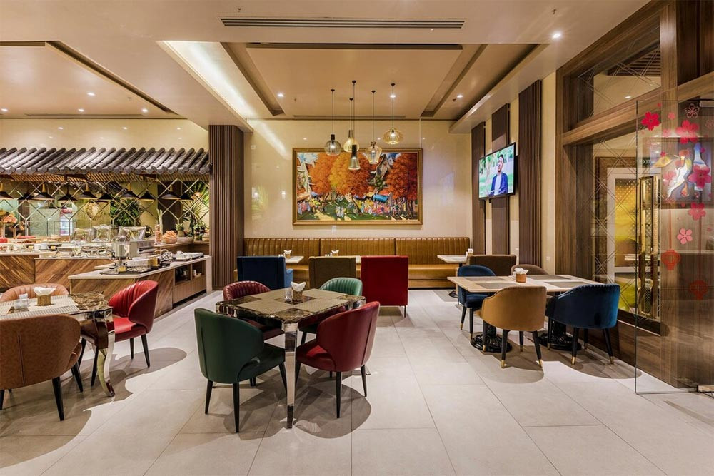 Sảnh bên ngoài khách sạn SUNFLOWER CBQ HOTEL với kiến trúc hiện đại, biển hiệu rõ ràng và không gian đón khách chuyên nghiệp, thể hiện sự sang trọng và tiện nghi tại khách sạn 3 sao quận 1 SUNFLOWER CBQ HOTEL