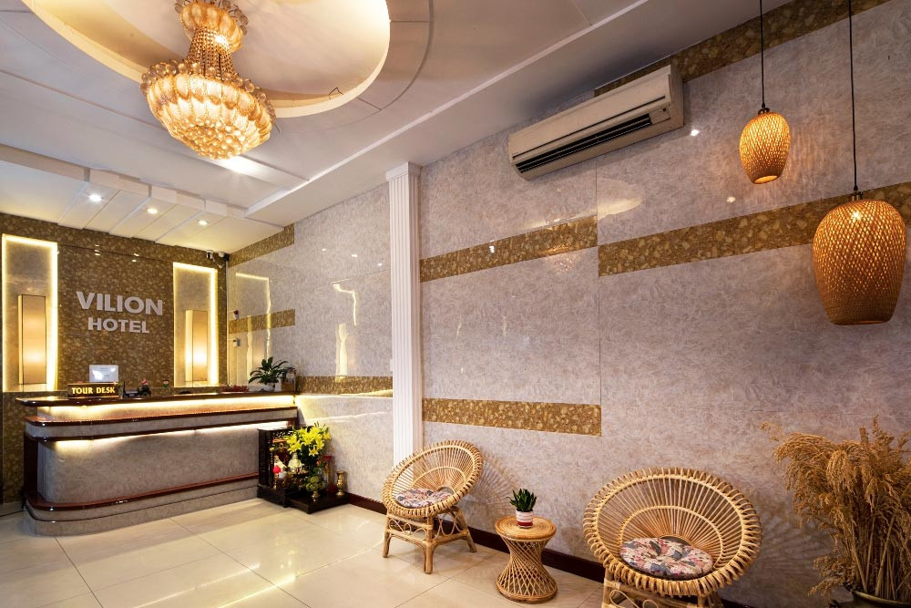 Sảnh bên ngoài khách sạn Vinion Central &amp; Spa với thiết kế hiện đại, bảng hiệu rõ ràng và lối vào thân thiện, chào đón khách đến với một trải nghiệm thoải mái tại khách sạn 3 sao quận 1 Vilion Central &amp; Spa
