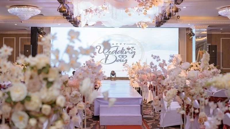 Sảnh chính rộng lớn của Trung tâm hội nghị tiệc cưới Forevermark với thiết kế hiện đại, sẵn sàng đón tiếp sự kiện quy mô lớn.