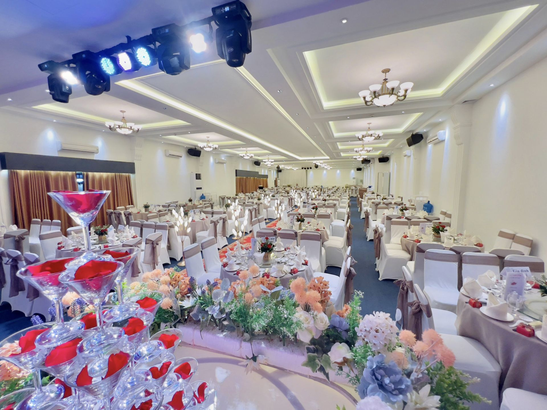 Sảnh Kim Hồng Long tại Trung tâm hội nghị tiệc cưới Hoàng Long với sức chứa lớn