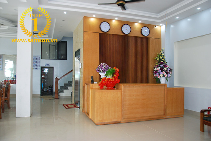 Sảnh lễ tân Khách sạn Hải Lý Sầm Sơn với quầy phục vụ chuyên nghiệp và không gian chờ thoải mái