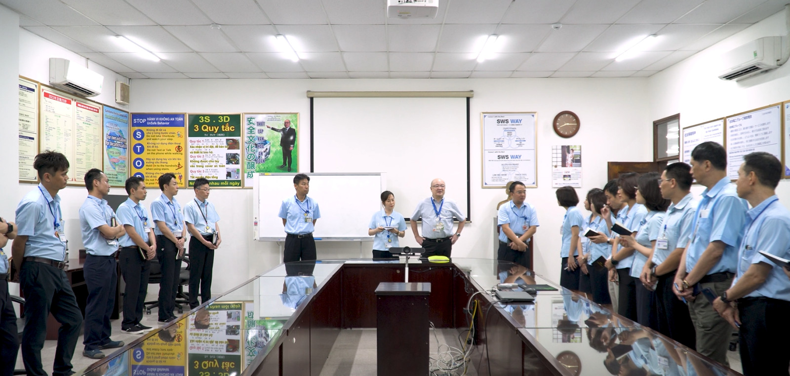 Một phần của dây chuyền sản xuất hiện đại tại công ty tnhh hệ thống dây Sumi Hanel, thể hiện quy trình công nghệ cao trong sản xuất linh kiện điện tử