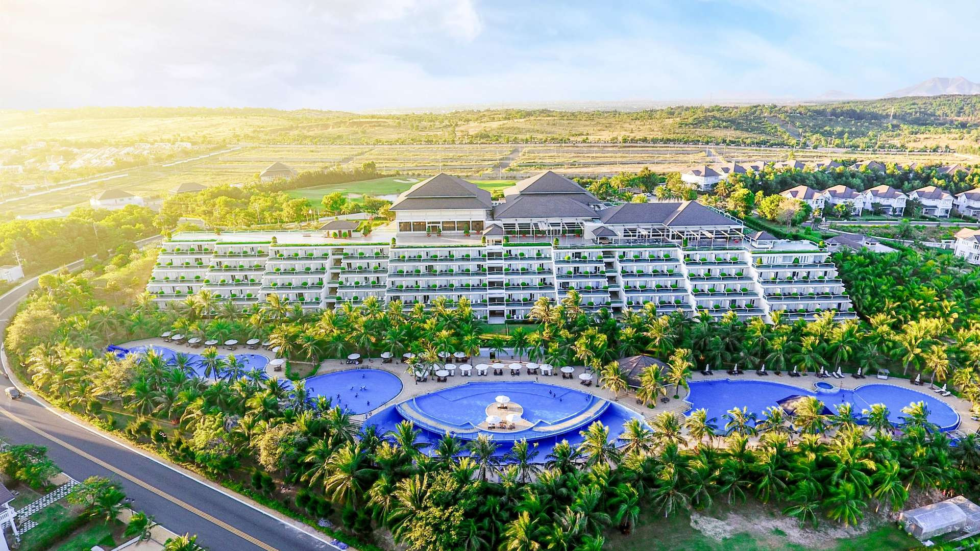 Sea Links Beach Resort &amp; Golf - Toàn cảnh Sea Links Beach Resort nhìn trên cao với thiết kế ruộng bậc thang độc đáo, tạo điểm nhấn cho khách sạn Phan Thiết