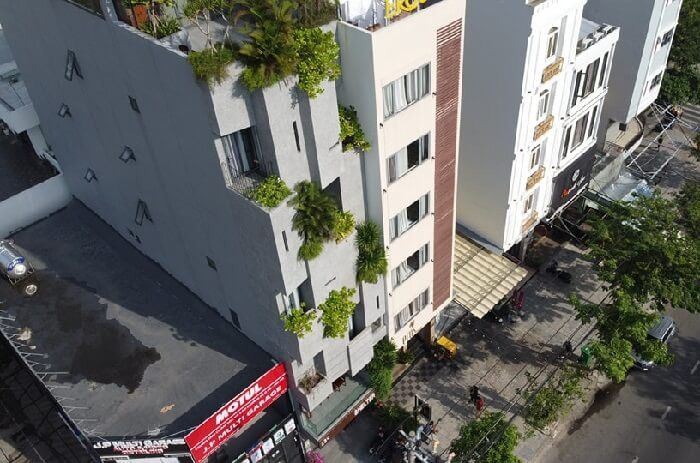 Shelter Stay Hotel với kiến trúc hình núi độc đáo, được phủ xanh và mang lại cảm giác bình yên.