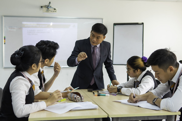 Sinh viên ngành Quản trị Khách sạn tại trường Cao đẳng Quốc tế Pegasus đang thực hành nghiệp vụ