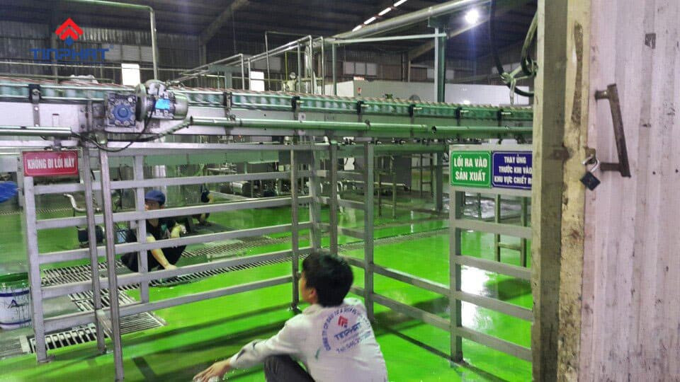 Kỹ thuật viên đang tiến hành sơn bả epoxy cho sàn công nghiệp
