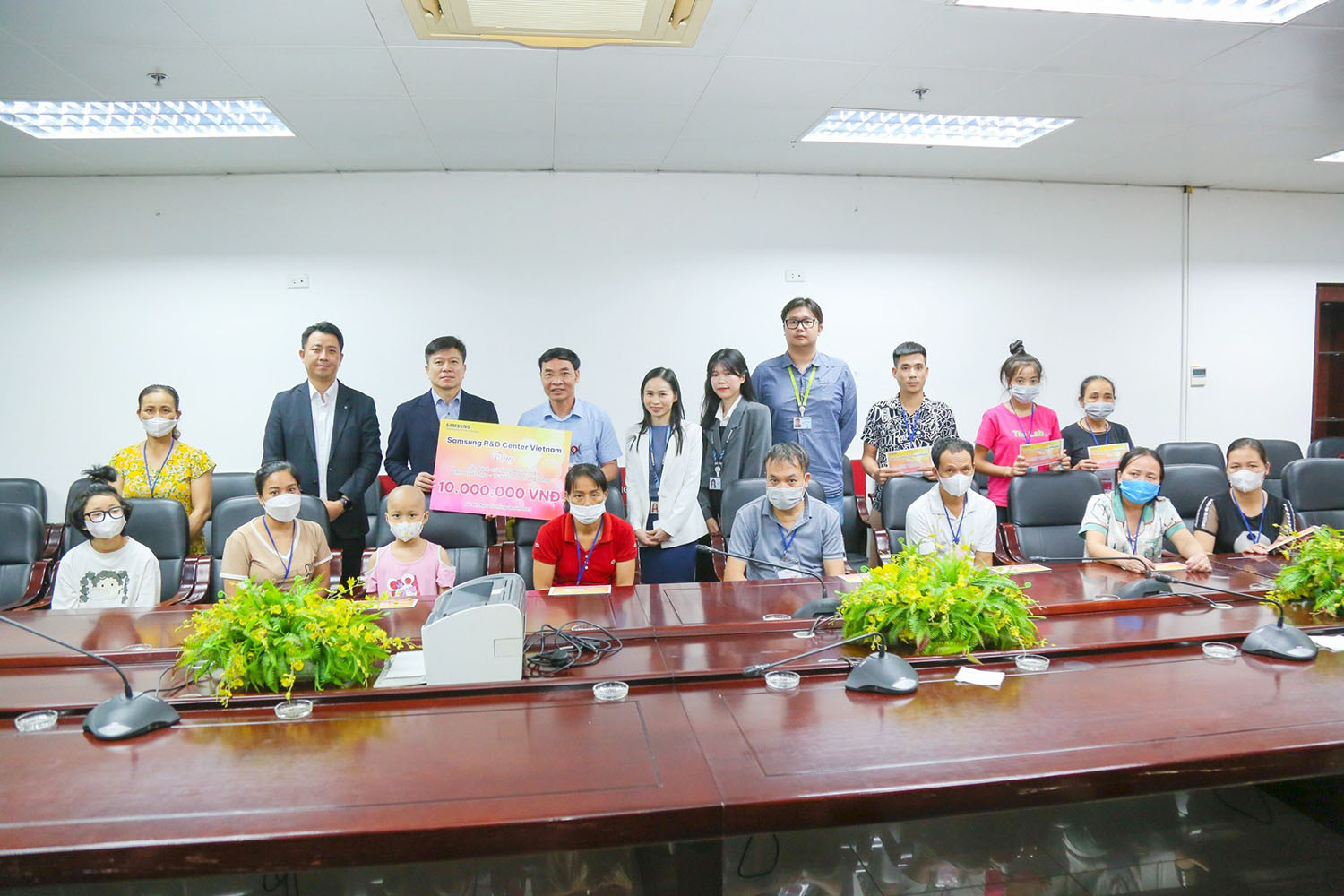 Ông Suk Jiwon và đại diện Công ty TNHH Samsung Electronics Việt Nam tặng quà, góp phần hỗ trợ trẻ em đang điều trị bệnh hiểm nghèo