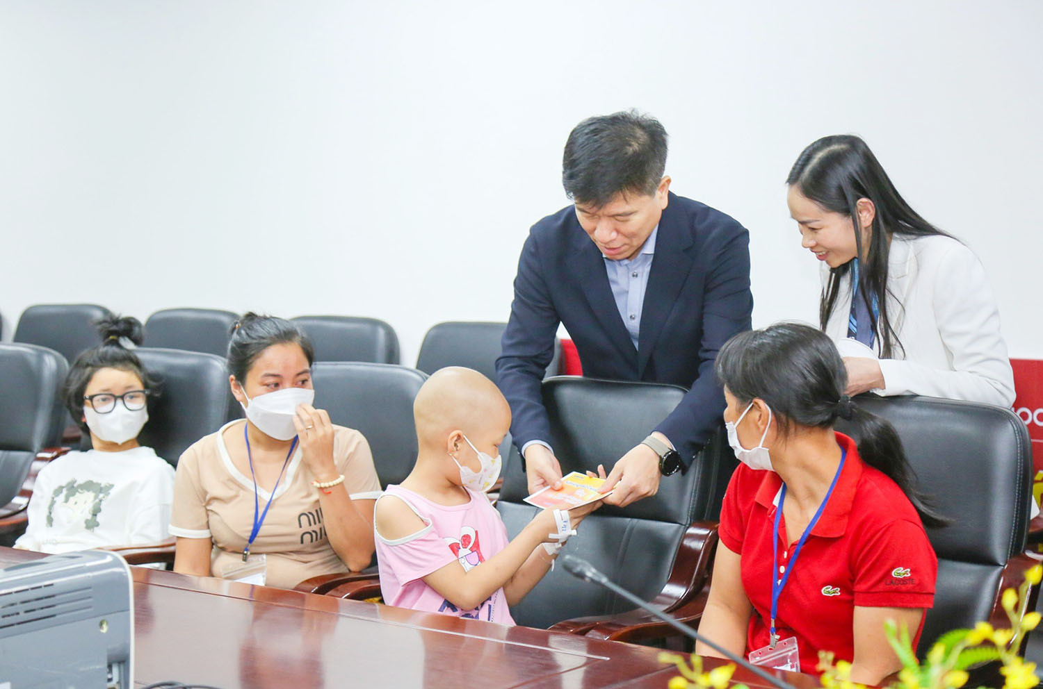 Ông Suk Jiwon, Tổng Giám đốc Trung tâm R&amp;D Samsung Electronics Việt Nam, trao quà động viên bệnh nhân nhi tại Viện Huyết học