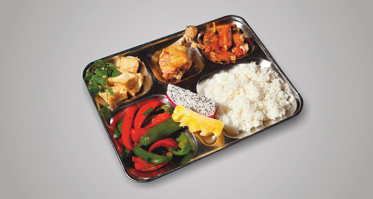 Hình ảnh minh họa hoạt động chuẩn bị suất ăn chuyên nghiệp, góp phần vào năng suất làm việc của Công ty TNHH Phát triển Thương mại An Phú.