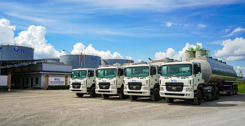 Một nhóm người đang trao đổi công việc hoặc tư vấn chiến lược kinh doanh cho công ty