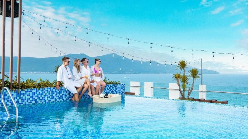 Tận hưởng không gian bể bơi ngoài trời đẳng cấp tại Haian Beach Hotel &amp; Spa, một trong những khách sạn gần trung tâm Đà Nẵng