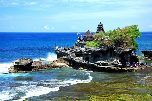 Kinh nghiệm du lịch Bali: Đền Tanah Lot nằm trên mỏm đá gần biển