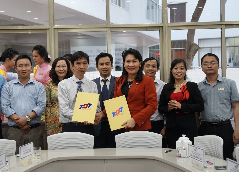 Chụp hình lưu niệm các đối tác