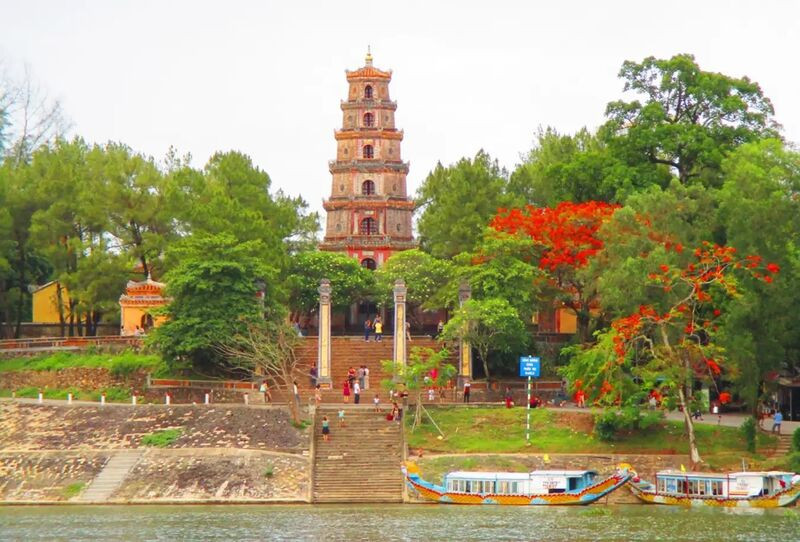 Tháp Phước Duyên uy nghi của Chùa Thiên Mụ, một biểu tượng tâm linh của Huế