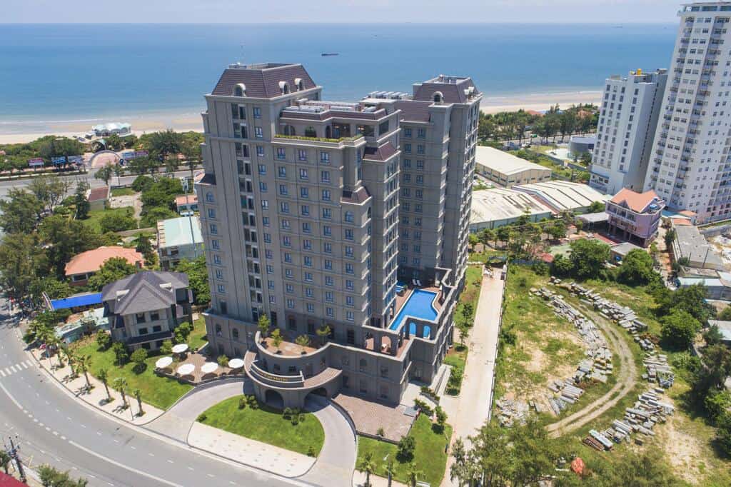 Mặt tiền Khách sạn The Cap Hotel Vũng Tàu Bãi Sau với phong cách kiến trúc Pháp cổ điển.