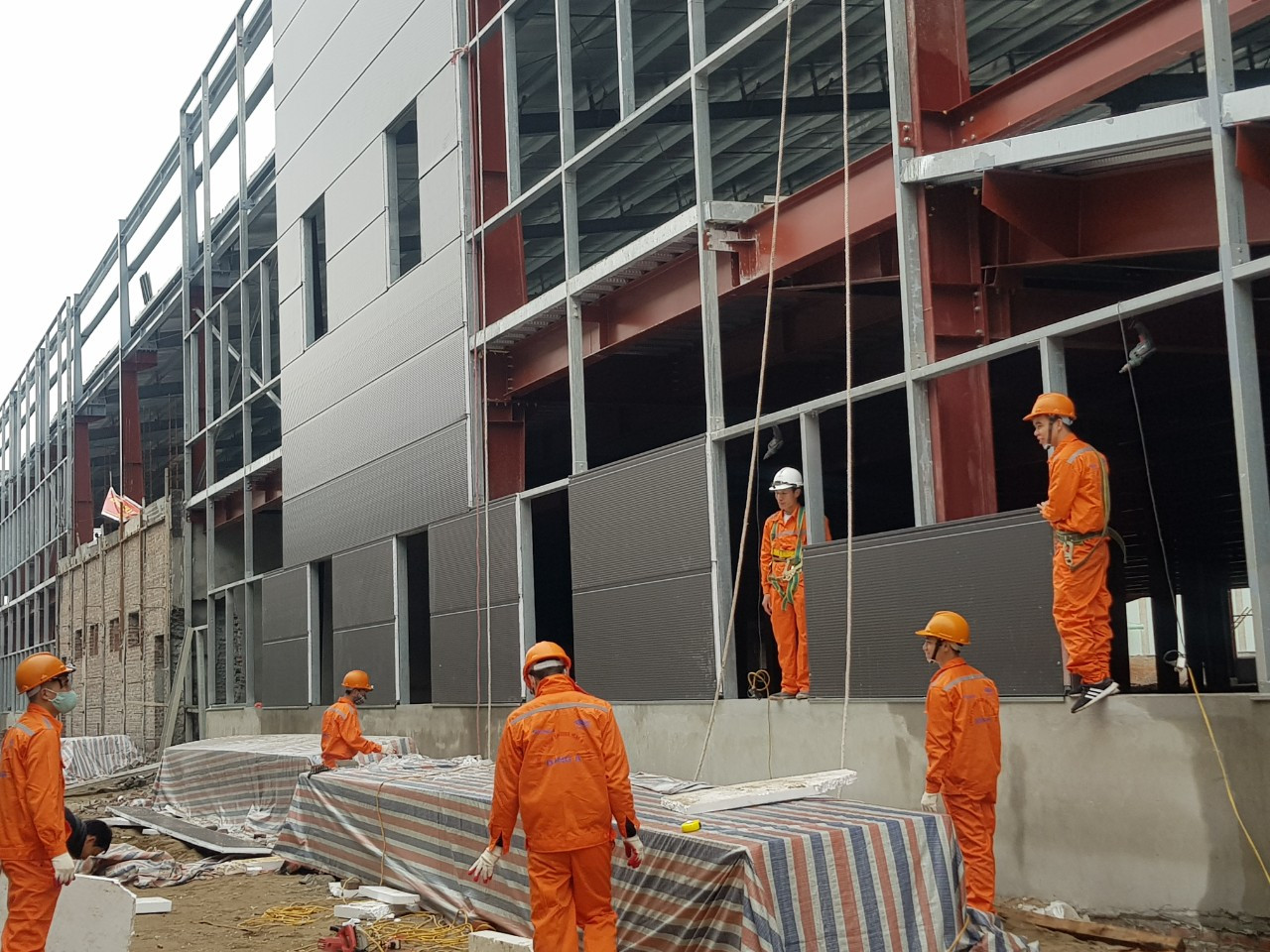 Hình ảnh Nhà máy Sản xuất Nội thất Nhôm Kính (giai đoạn 2) tại KCN Tiên Sơn, Bắc Ninh, thể hiện năng lực đa dạng của Công ty TNHH Thương mại và Dịch vụ Đông Á.