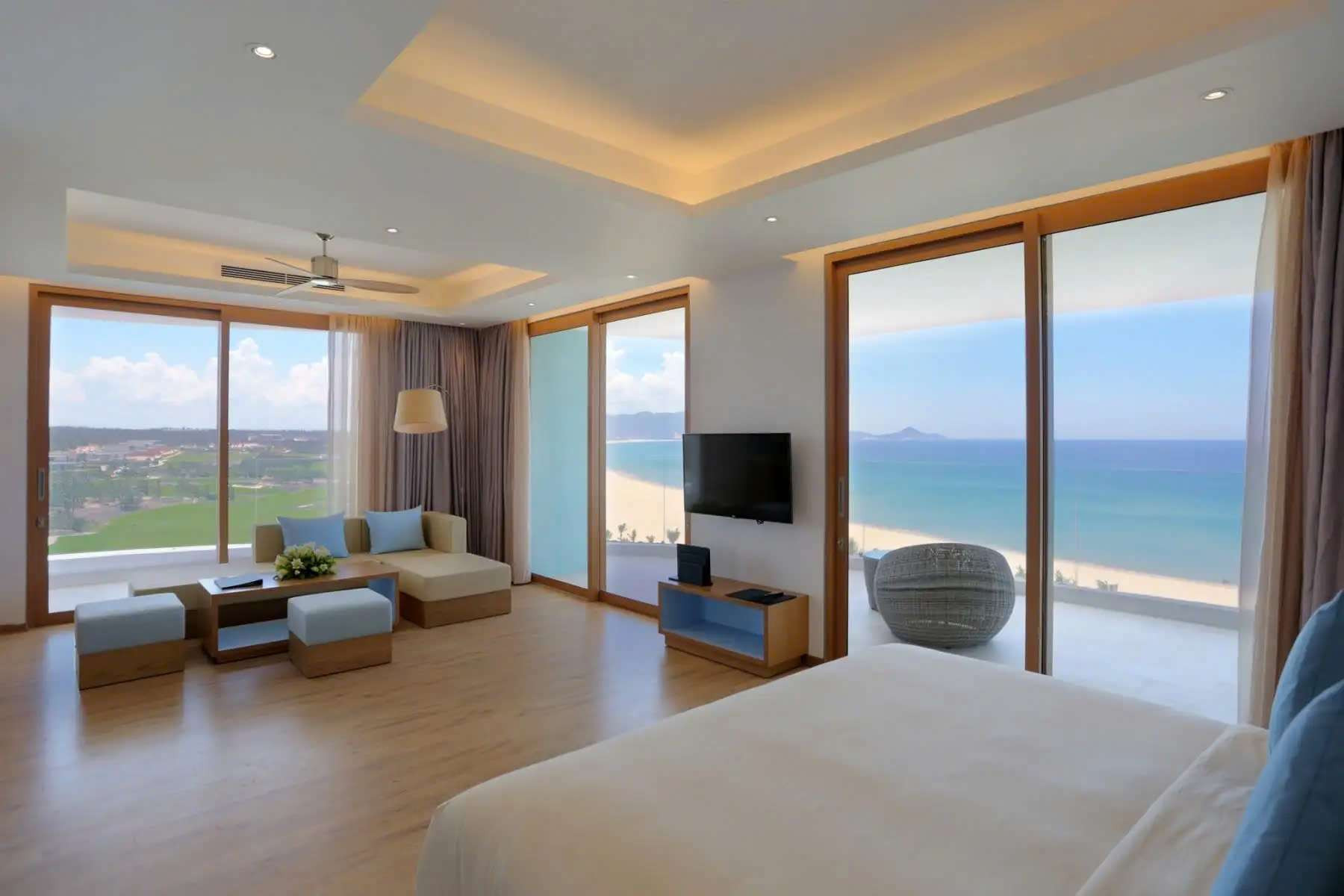 Thiết kế kiến trúc độc đáo của FLC Luxury Hotel Quy Nhơn với mái nhà xanh và tầm nhìn ra biển Nhơn Lý, là điểm nhấn của khách sạn Quy Nhơn gần biển đẳng cấp 5 sao.