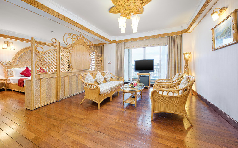 Thiết kế nội thất sang trọng của phòng Champa Junior Suite tại Khách sạn Senriver Hotel Đà Nẵng