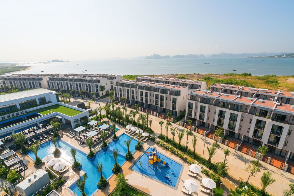 Thiết kế nội thất sang trọng, pha trộn nét hiện đại phương Tây và ấm áp phương Đông của Royal Lotus Halong Resort &amp; Villas, một điểm nhấn của các khách sạn có bể bơi ở Hạ Long