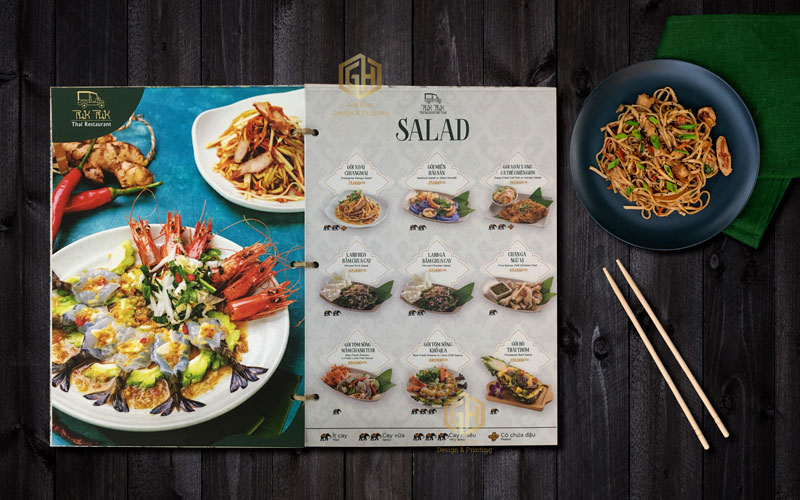 Menu thiết kế mở với hình ảnh món ăn lớn bên trái, món nhỏ bên phải tạo điểm nhấn về thị giác