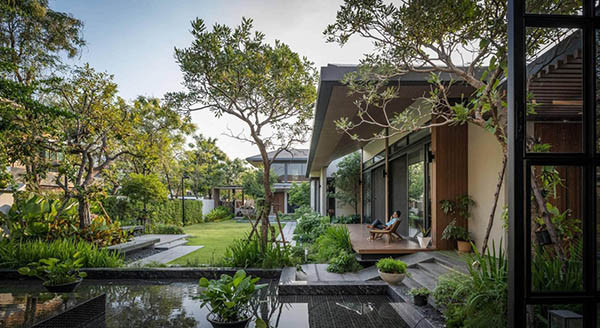 Thiết kế vườn hoa đẹp cho biệt thự phố hiện đại, kết hợp hoa sáng màu và đài phun nước phong thủy