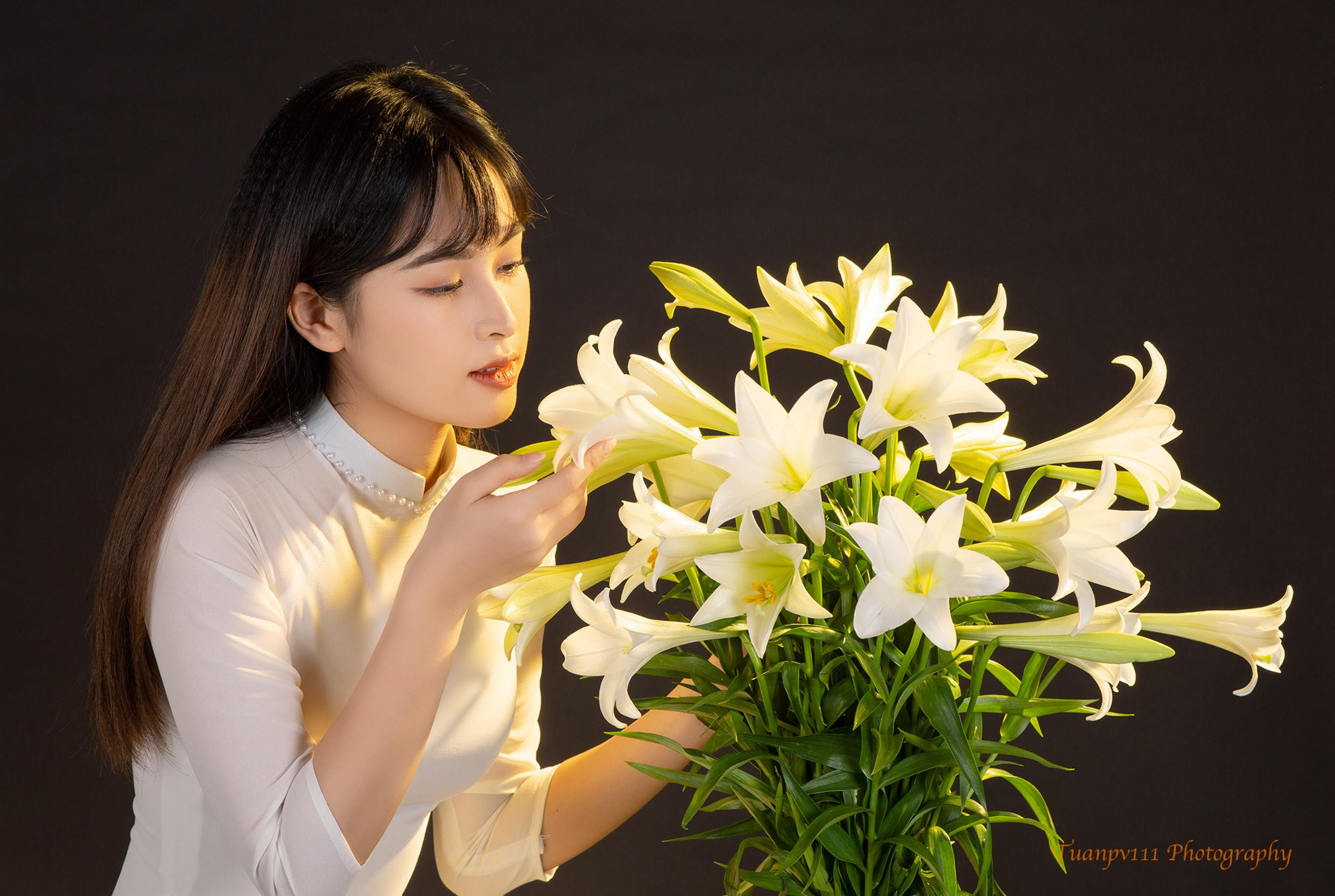 Thiếu nữ áo dài trắng giữa vườn hoa loa kèn ở Hà Nội