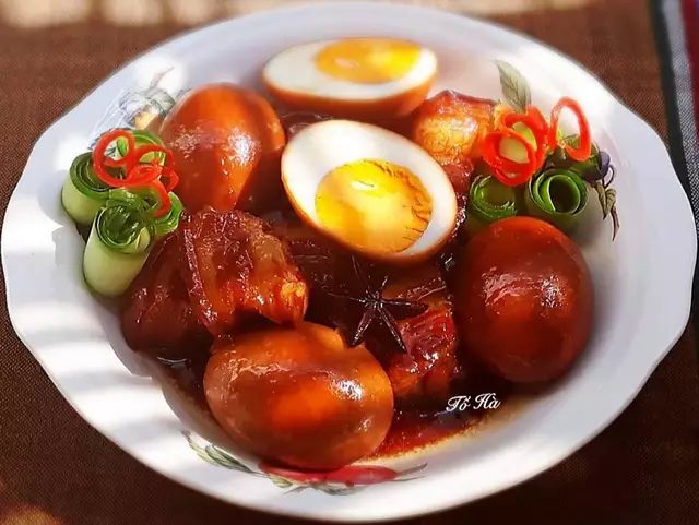 Thịt heo kho trứng đậm đà nước tương