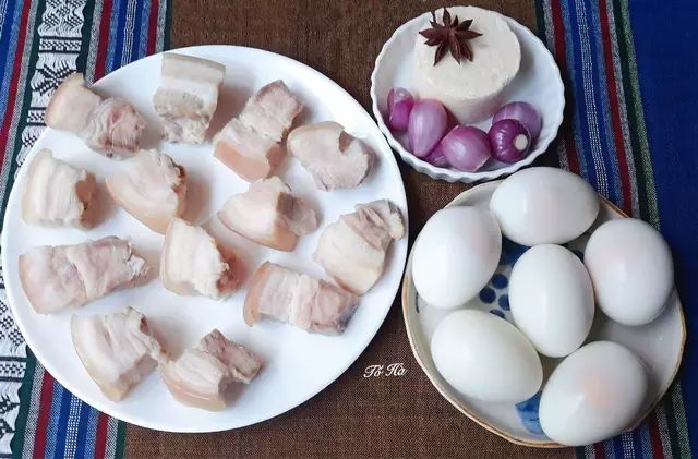 Thịt heo kho trứng nước tương có màu sắc đẹp mắt