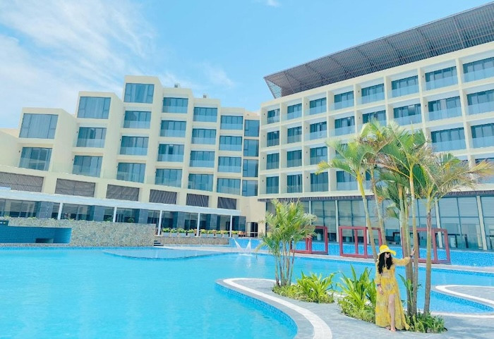 Thư giãn bên hồ bơi siêu rộng và tận hưởng làn gió biển tại Mường Thanh Luxury Xuân Thành