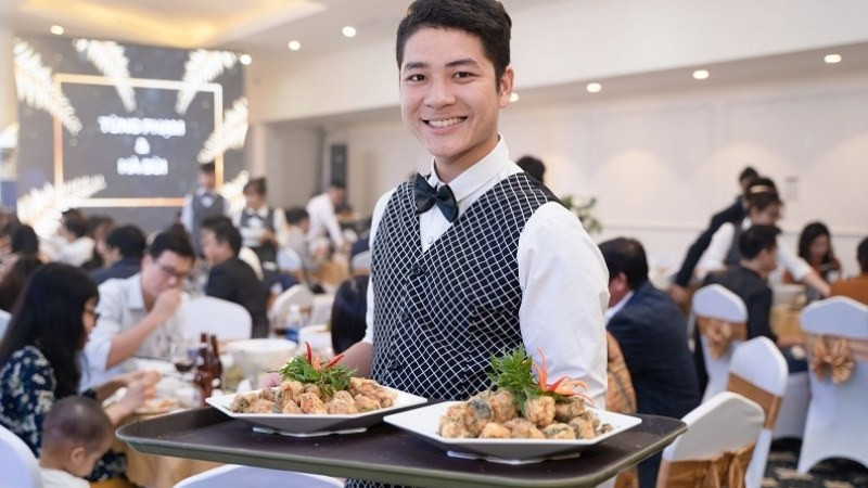 Thực đơn đa dạng với hơn 500 món Á-Âu được chế biến bởi đầu bếp giàu kinh nghiệm tại Trung tâm hội nghị tiệc cưới Forevermark.