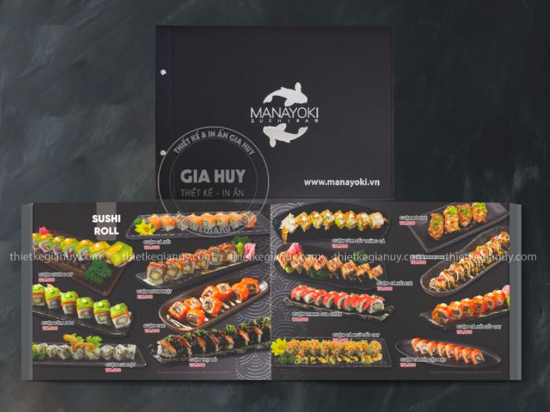 Thực đơn khổ ngang và sắp xếp sushi theo hàng ngang, tạo cảm giác đầy đặn, phong phú