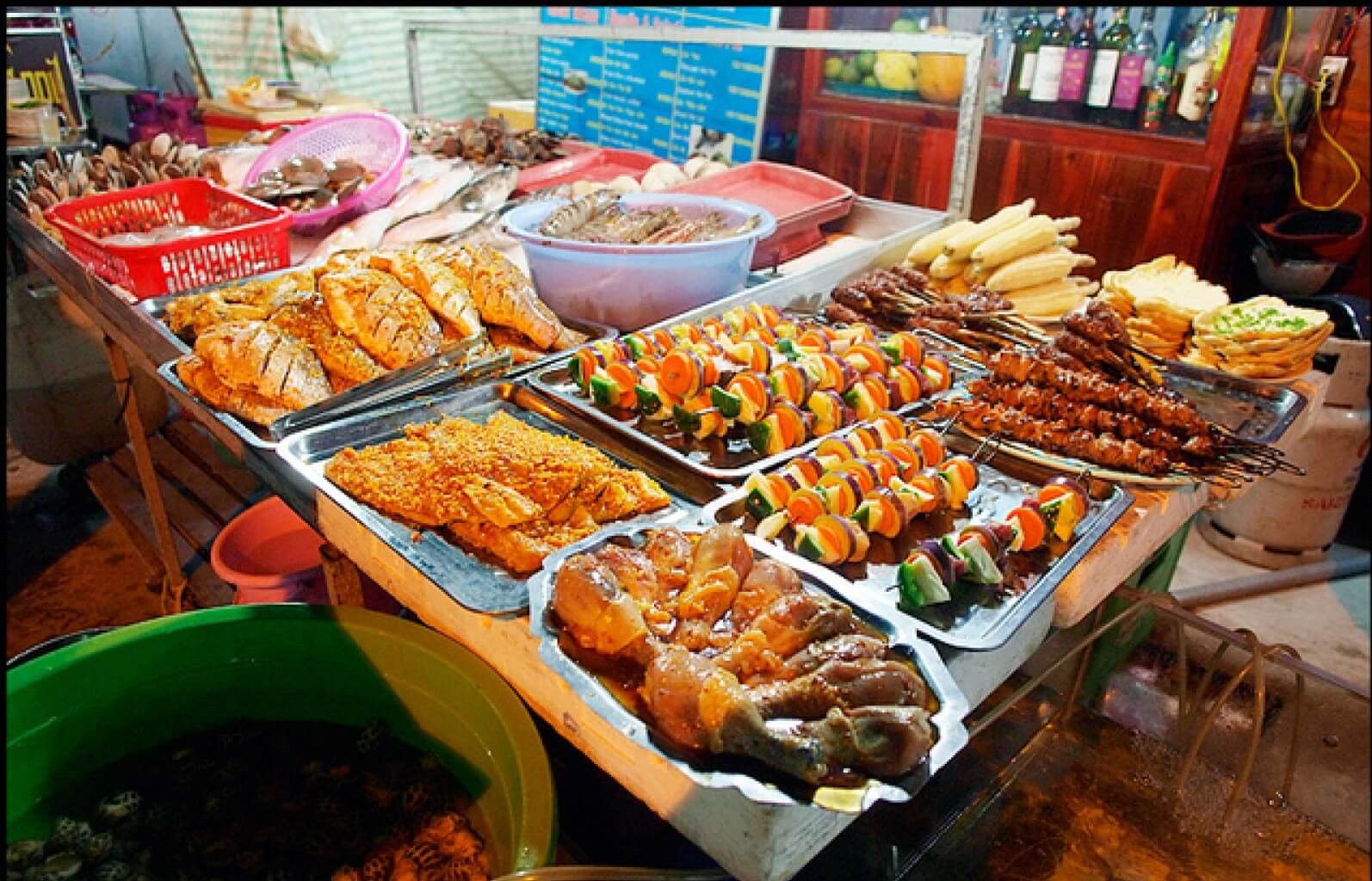 Thưởng thức ẩm thực đa dạng tại chợ đêm Nha Trang khi lưu trú tại Khách sạn Dendro Gold Nha Trang