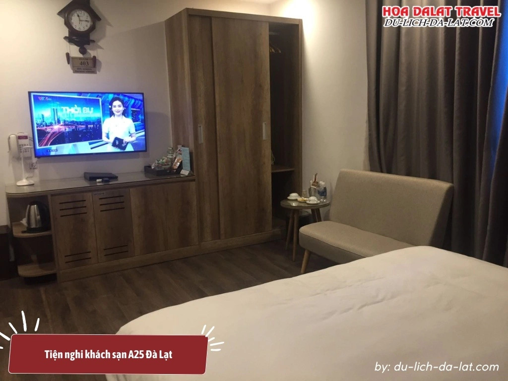 Tiện nghi trong phòng khách sạn A25 Đà Lạt hiện đại gồm tivi, tủ quần ảo, giường lớn, minibar, ấm đun nước