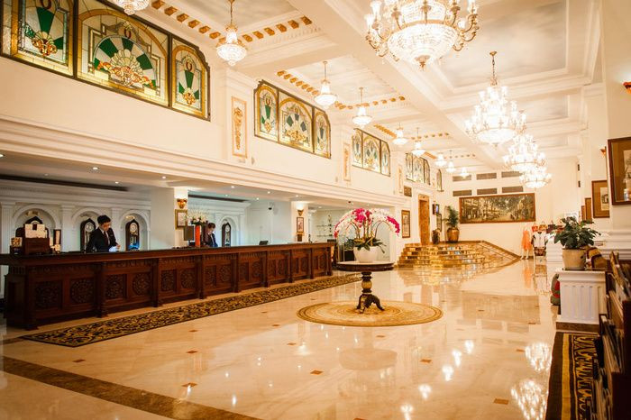 Tiền sảnh lộng lẫy với hệ thống đèn tinh xảo tại Majestic Sài Gòn, giữ vẹn nét hoài cổ của khách sạn 5 sao ở Sài Gòn.