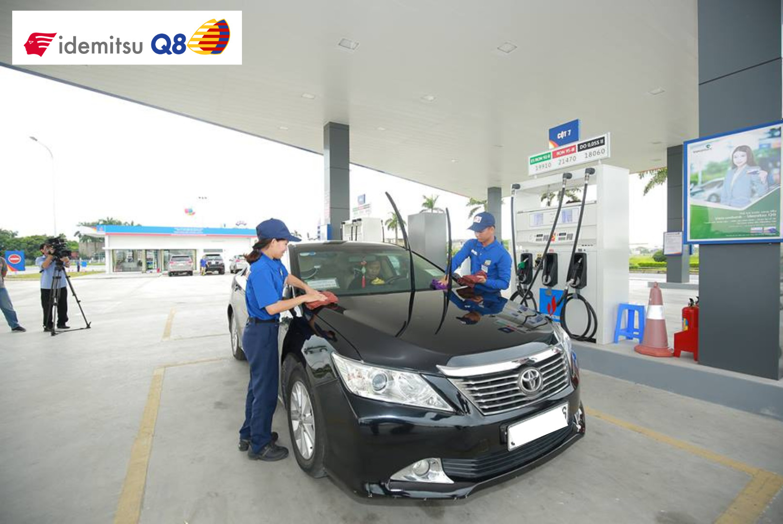 Nhân viên Idemitsu Q8 thực hiện trình tự bán hàng và chăm sóc khách hàng chuẩn Nhật Bản