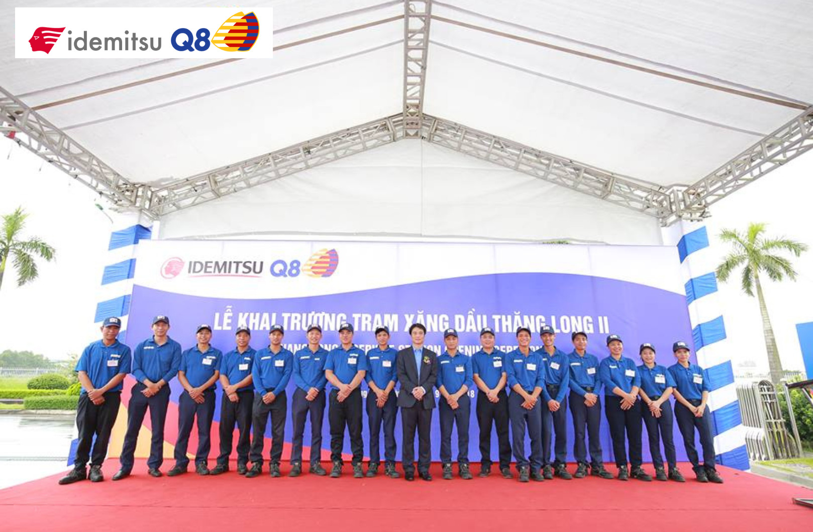 Khách hàng trải nghiệm dịch vụ đổ xăng và lau kính miễn phí của Idemitsu Q8