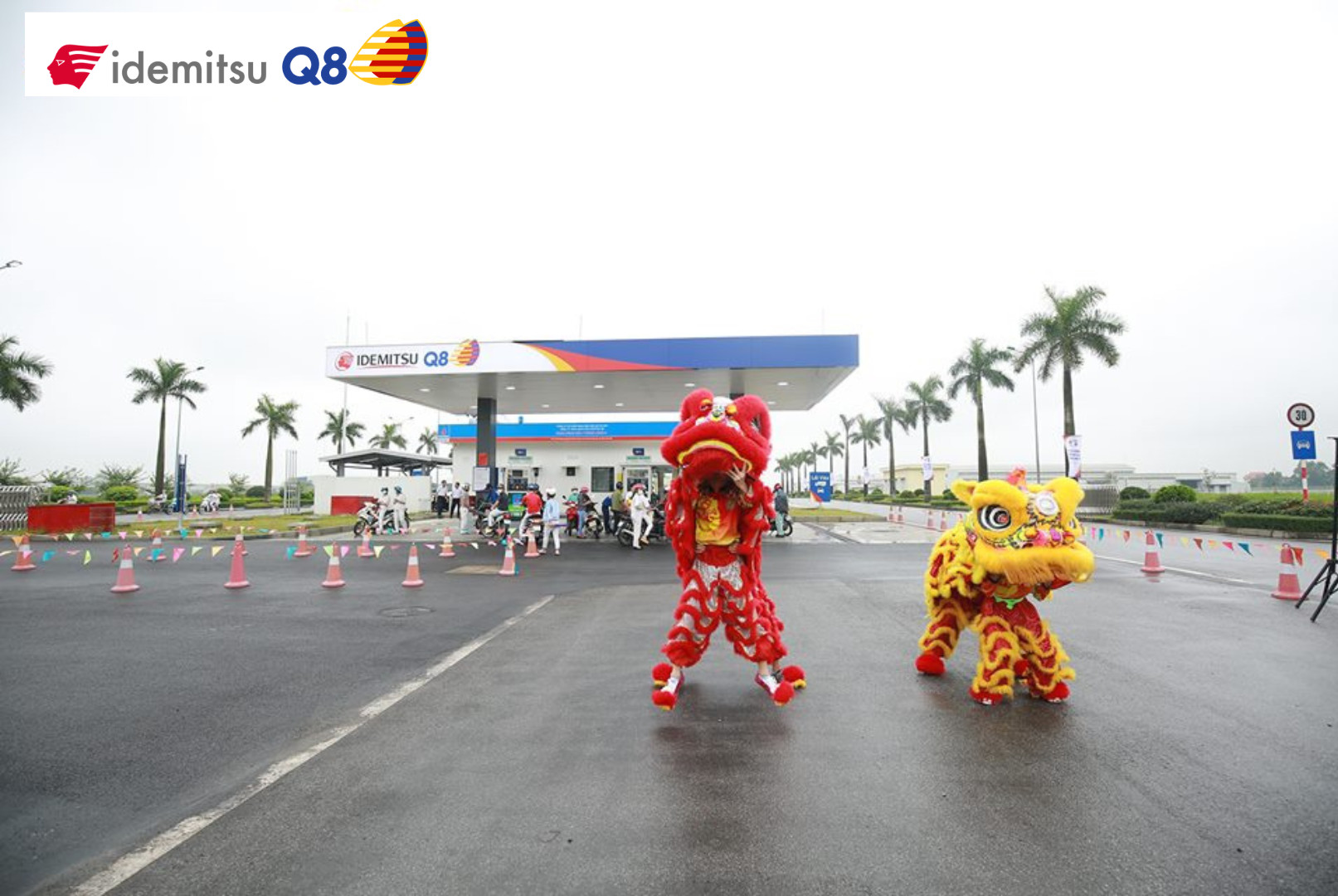 Khách mời tham dự lễ khai trương Trạm xăng dầu Thăng Long II của Công ty TNHH Xăng dầu Idemitsu Q8