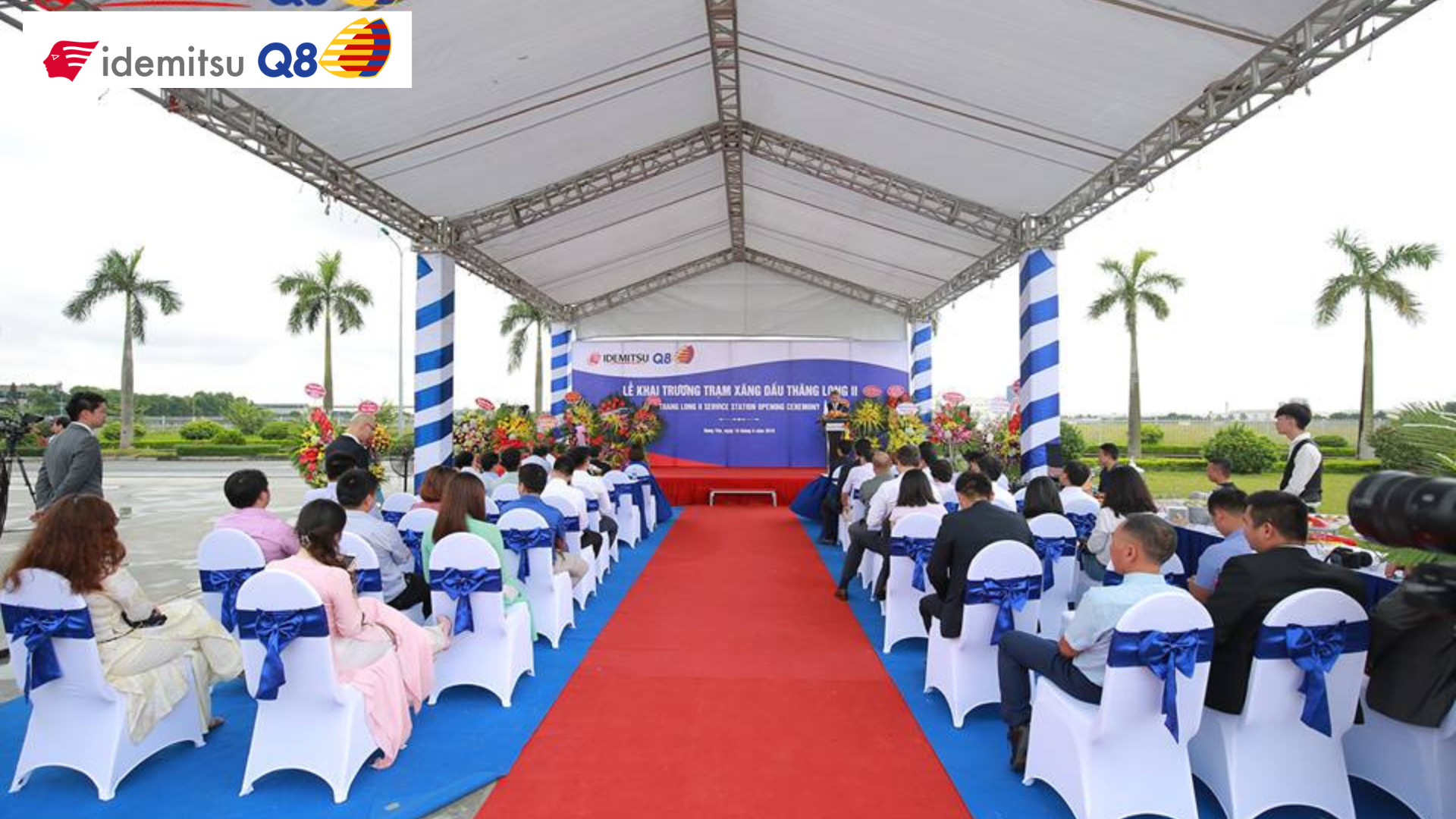 Các quan chức và đối tác chụp ảnh lưu niệm tại lễ khai trương