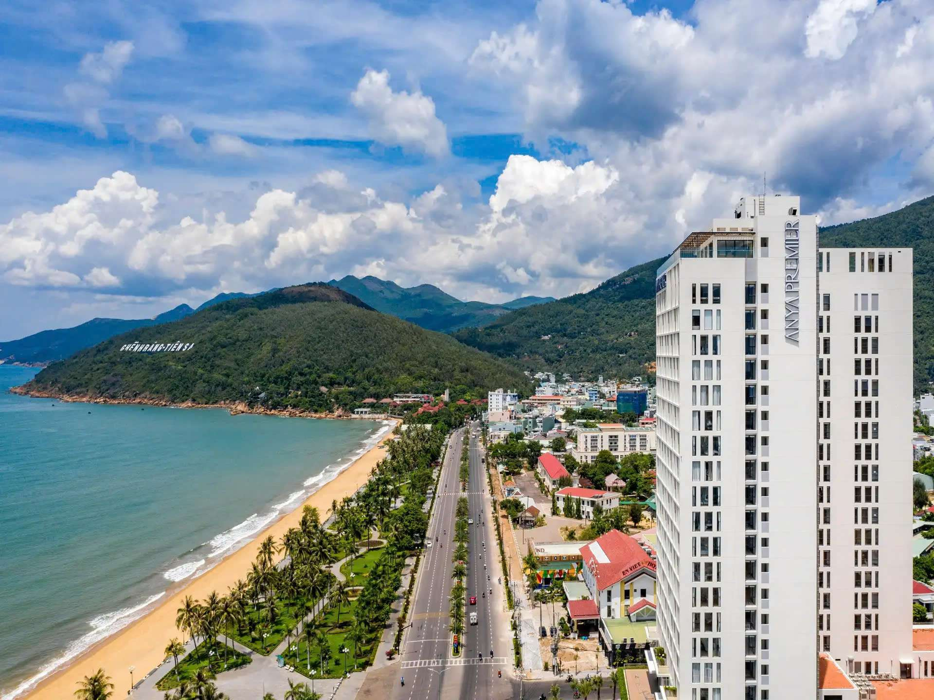 Toàn cảnh Anya Premier Hotel Quy Nhơn từ trên cao, với kiến trúc hiện đại và hồ bơi vô cực hướng biển, là một trong những khách sạn Quy Nhơn gần biển 5 sao hàng đầu.