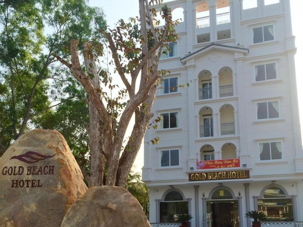 Toàn cảnh Gold Beach Hotel Phú Quốc với kiến trúc hiện đại, một trong các khách sạn phú quốc giá rẻ