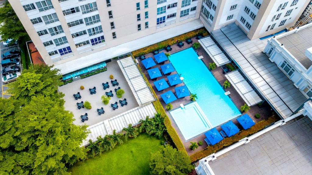 Toàn cảnh hồ bơi và khu vực thư giãn ngoài trời tại khách sạn Becamex Thành phố Mới Bình Dương